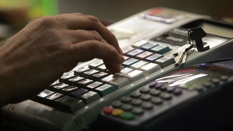 Στα δίχτυα της ΑΑΔΕ 100 επιχειρήσεις με παράνομο λογισμικό ταμειακών